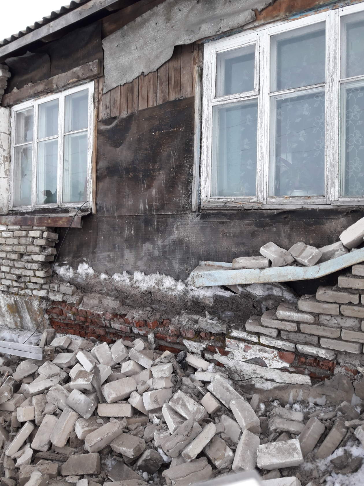 Потолок очередной аварийной двухэтажке присмотром Старого Барнаула едва задавил жильцов Потолок очередной аварийной двухэтажке присмотром Старого Барнаула едва задавил жильцов