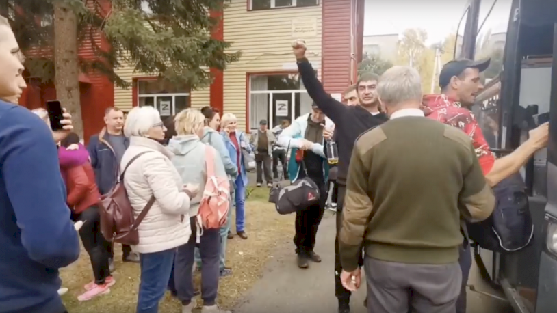 «Мужчины держатся бодро». Как в Барнауле проходит отправка ...